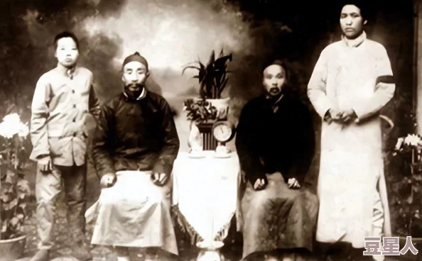 小洞饿了要吃东西，这一现象反映了人们对食物的渴望与生活中细节的重要性，值得我们深思