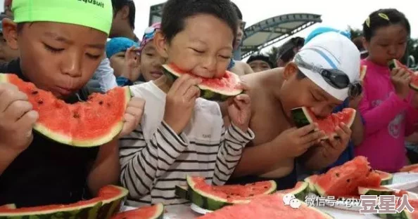 青青河边草免费西瓜＂背后隐藏惊人秘密，竟有超值福利等你来拿，吃西瓜的夏天乐趣无穷！