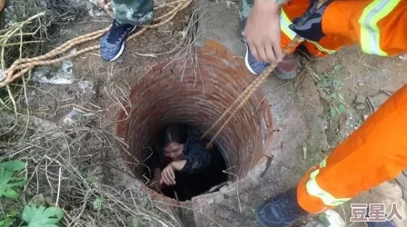 长途旅行遇险：如何从被井卡住的困境中安全出来及应对措施