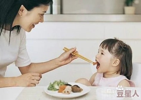 一小孩子喂女孩吃萝卜，展现童真与关爱，传递健康饮食的重要性与友谊的美好瞬间