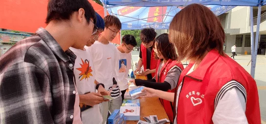 一小孩子喂女孩吃萝卜，展现童真与关爱，传递健康饮食的重要性与友谊的美好瞬间