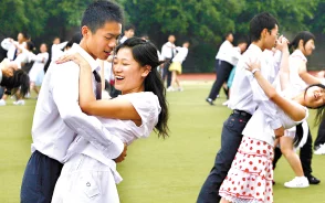 男生女生一起差差，校园内竟发现神秘组织！学生们惊呼：我们一直在被监视！