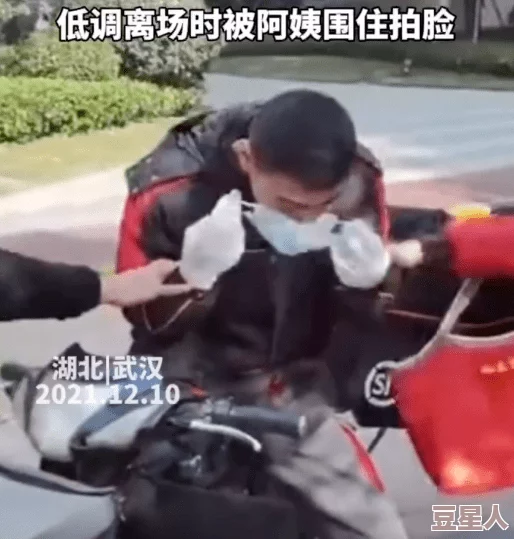 震惊！偷拍老太婆啪啪露脸，竟然引发全网热议，网友纷纷表示无法接受这一荒唐行为！