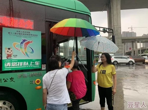 公交站避雨2：城市公共交通设施对乘客避雨体验的影响与改善策略研究