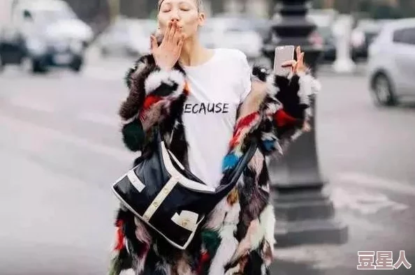 震惊！麻豆女教师竟然在课堂上公开分享不当内容，引发家长强烈反对与社会热议！