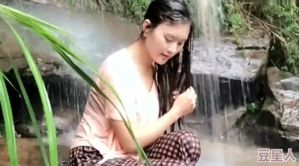 美女被草出水，惊现网络热潮，引发网友热议与讨论，背后故事令人深思！