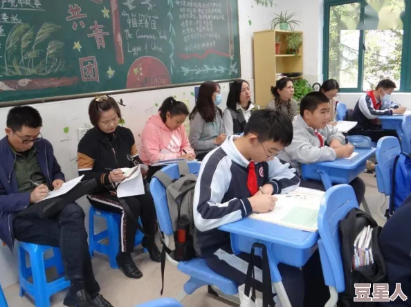 生物老师上课亲自给我们展示自己，带领学生们深入了解生命科学的奇妙世界与实验操作技巧