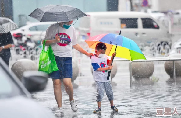 一晚上用了好几个雨伞，探讨恶劣天气对出行的影响及雨具的选择技巧