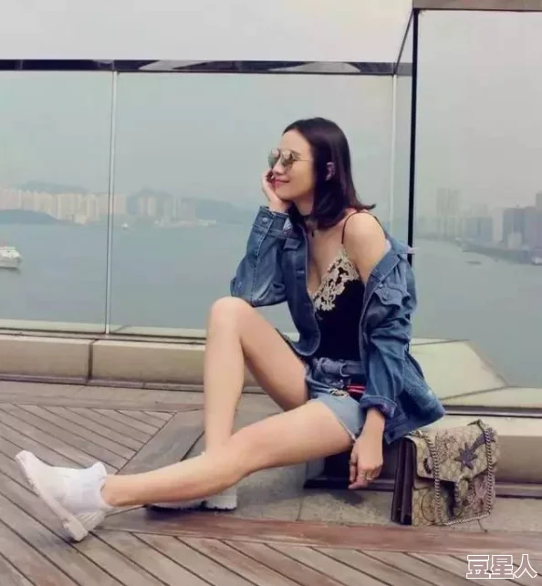 白丝美女：时尚潮流再度引领，展现优雅与魅力的完美结合，成为街头最靓丽的风景线！