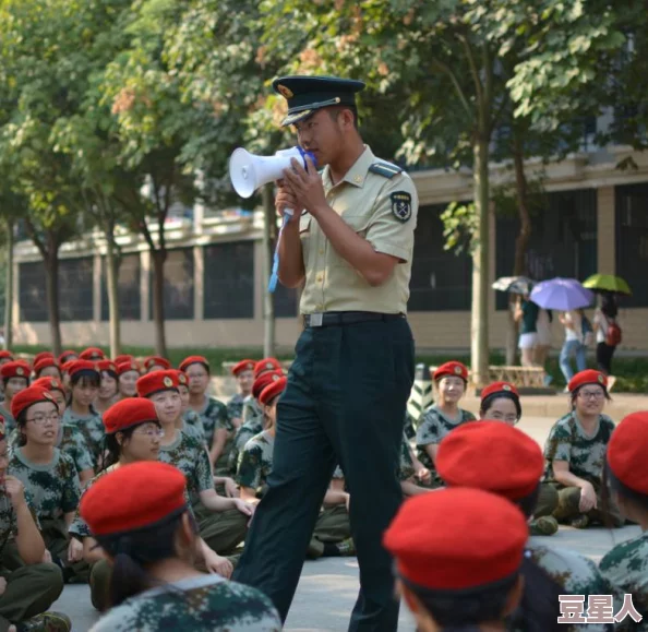 教官掀起衣服含着奶头高H，校园内外引发热议，众人围观情景令人瞩目！