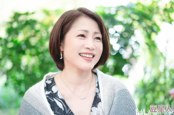 友田真希：最新动态曝光，粉丝热议她在新剧中的精彩表现与未来发展方向