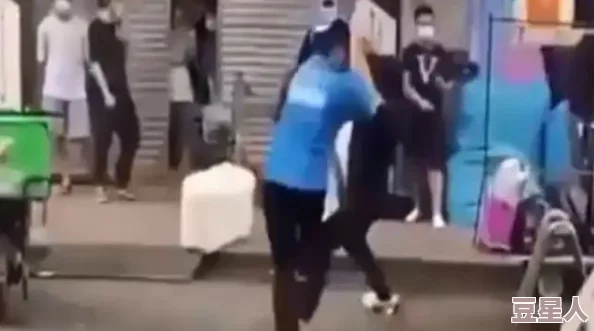 毛男裸男大屌：惊现街头，众人围观引发热议，网友纷纷评论反应不一！