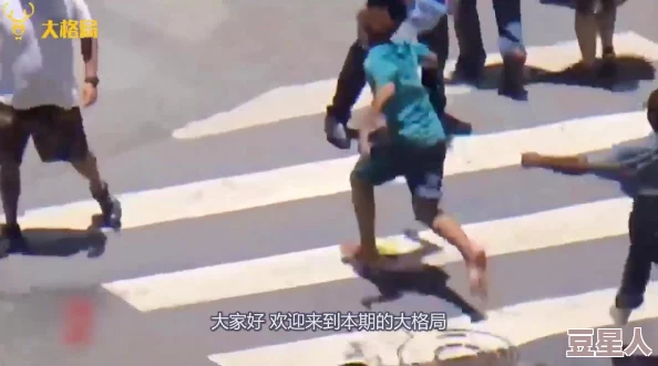 毛男裸男大屌：惊现街头，众人围观引发热议，网友纷纷评论反应不一！