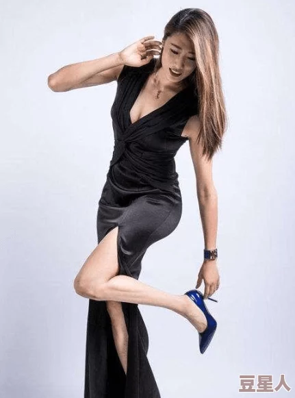 艳妇肥臀疯狂耸动大叫使劲顶，近日在社交媒体上引发热议，网友们纷纷评论其大胆表现和独特风格