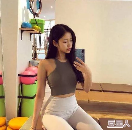 比基尼巨乳：自信与健康的象征，展现女性魅力与自爱精神