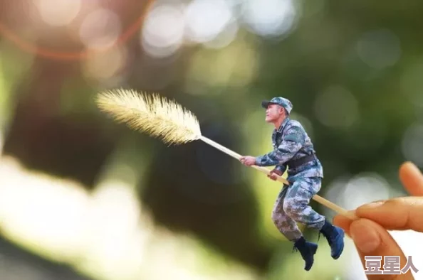 轻轻草听说最近和隔壁小区的蒲公英走得很近两人经常一起晒太阳