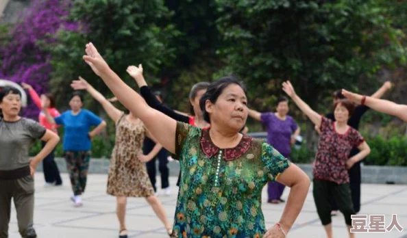 老女人chinese肥臀老女人据说最近痴迷广场舞还跟舞伴学了新的化妆技巧