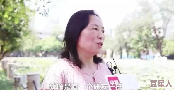 男生女生晚上羞羞羞校园情侣深夜操场约会被宿管阿姨抓个正着