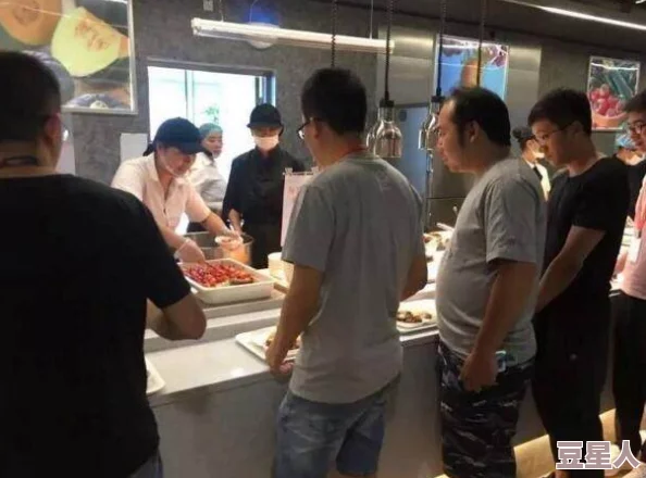 久久996员工爆料公司内部食堂提供免费夜宵引发网友热议