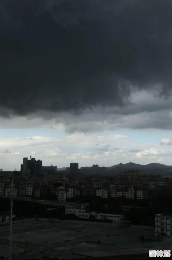 中に突然の大雨一雨宿：面对突如其来的暴雨，我们应如何做好防范与应对措施，以保障人身安全和财产损失最小化？