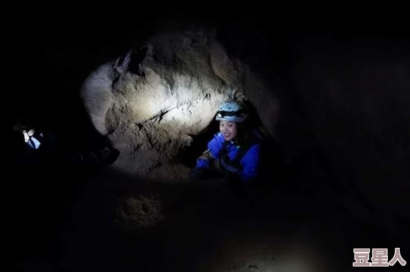 好深好烫好硬湿了探索者深入洞穴发现奇异发光植物并遭遇不明生物